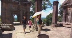 ភ្ញៀវទេសចរទស្សនាប្រាសាទព្រះវិហារ ស្ថិតក្នុងខេត្តព្រះវិហារជាប់ព្រំដែនប្រទេសថៃ ក្នុងគ្រាមានវិបត្តិជំងឺកូវីដ១៩ កាលពីថ្ងៃទី១៩ ខែកក្កដា ឆ្នាំ២០២០។ (គង់ សុឋានរិទ្ធ/វីអូអេ)