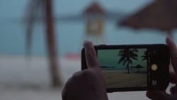 បុរសម្នាក់កំពុងថតរូបទិដ្ឋភាពឆ្នេរសមុទ្រតារាសាគរ នៅខេត្តកោះកុង ដែលជាគម្រោងអភិវឌ្ឍតំបន់ឆ្នេរដ៏ធំមួយរបស់ចិននៅក្នុងប្រទេសកម្ពុជា។