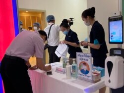 A Cambodian man signs a required medical form to receive Sinopharm vaccination at Calmette Hospital in Phnom Penh, Cambodia, February 10, 2021. (Hean Socheata/VOA Khmer)