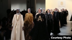 Anniesa Hasibuan para model imigran untuk mengenakan berbagai rancangan busana Muslim karyanya di panggung New York Fashion Week (Foto courtesy: Afida Sukma)