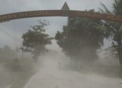 Abu beterbangan di Jalan kawasan Taman Nasional Gunung Merapi, Jumat 27 Maret 2020. (Foto: FMM via Jatmiko)
