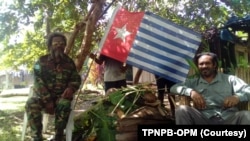 Juru bicara Tentara Pembebasan Nasional Papua Barat-Organisasi Papua Merdeka (TPNPB-OPM), Sebby Sambom (kanan). (Foto: TPNPB-OPM)