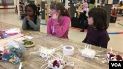 Anak-anak Amerika usia 7-12 tahun mendengarkan petunjuk pembuatan canangsari. (VOA/Made Yoni)