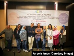 Hellen (kanan) bersama para fasilitator nasional dalam pelatihan untuk pelatih (TOT) IPSD kepada petugas kesehatan. (Foto: Courtesy/Angela Ienes)