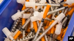 Berbagi jarum suntik adalah salah satu media penularan HIV.