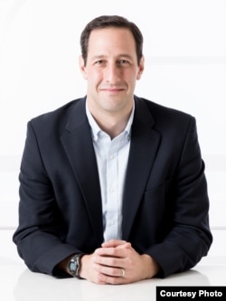 លោក​បណ្ឌិត Charles Edel អ្នក​ស្រាវជ្រាវ​ជាន់​ខ្ពស់ និង​អ្នក​សិក្សា​ស្រាវជ្រាវ​បណ្តោះអាសន្ន​នៅ​មជ្ឈមណ្ឌល​សិក្សា​អំពី​សហរដ្ឋ​អាមេរិក​ប្រចាំ​សកលវិទ្យាល័យ Sydney បាន​បោះពុម្ពផ្សាយ​អត្ថបទ​មួយ​ស្តី​អំពី «ការ​ផ្លាស់ប្តូរ​របស់​កម្ពុជា​ដែល​ងាក​ទៅ​រក​ប្រទេស​ចិន និង​អត្ថន័យ​នៃ​របត់​ចំពោះ​យុទ្ធសាស្ត្រ​ឥណ្ឌូប៉ាស៊ីហ្វិក​របស់​រដ្ឋាភិបាល​ក្រុង​វ៉ាស៊ីនតោន»។ (រូបថតដោយ USSC)