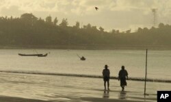 រូបឯកសារ៖ មនុស្សម្នា​ដើរ​នៅ​លើ​ឆ្នេរ​មួយ​នៅ​ឈូង​សមុទ្រ Bengal ក្នុង​តំបន់រដ្ឋ Rakhine ប្រទេស​មីយ៉ាន់ម៉ា កាលពី​ថ្ងៃទី៥ ខែតុលា ឆ្នាំ២០១៦។