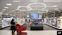 미국 텍사스주 샌안토니오에 있는 타겟 매장에서 소비자가 화장품 코너를 둘러보고 있다. (자료사진)