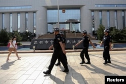 警察在昆明中级法院门前巡逻，当时该法院正在审理昆明恐怖袭击案（2014年9月12日）