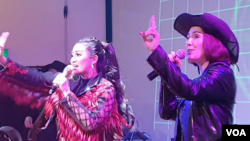 Pedangdut Fitri Carlina (kiri) berduet dengan vokalis 2 Dangdut Cowboys Meghan Hynson (kanan) yang juga dosen etnomusikologi di Pittsburgh. (VOA/Rio Tuasikal)