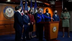 Predsedavajuća Predstavničkog doma Nensi Pelosi sa menadžerima za opoziv, na konferenciji za novinare posle oslobađajuće presude za bivšeg predsednika Donalda Trampa, 13. februara 2021.