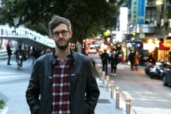 曾遭中国拒发签证的瑞典记者悠野（Jojje Olsson）自2016年开始从台湾报导中国。（美国之音记者李玟仪摄）