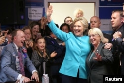 美国民主党总统候选人希拉里·克林顿在西雅图的竞选办公室里迎接支持者（2016年10月14日）