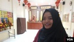 Salah satu peserta tur, Nungky Satrina Pangestu, mengatakan penting untuk mengenal ajaran agama lain untuk memperkuat tali persaudaraan. (VOA/Rio Tuasikal)