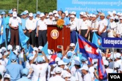 លោក​នាយករដ្ឋមន្ត្រី​ ហ៊ុន សែន ប្រធាន​គណបក្ស​ប្រជាជន​កម្ពុជា​ នៅក្នុង​ការដង្ហែក្បួន​ឃោសនា​ថ្ងៃចុងក្រោយ ក្នុង​រាជធានី​ភ្នំពេញ​ ថ្ងៃទី២ ​ខែ​មិថុនា​ ឆ្នាំ​២០១៧។ (ហ៊ាន សុជាតា/ VOA)