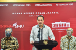 Menteri Perdagangan Muhammad Lutfi (tengah) usai Rapat Terbatas di Istana Merdeka, Kamis (10/6) mengatakan ekonomi digital RI berpotensi tumbuh pesat. (Foto: Courtesy/Biro Pers)