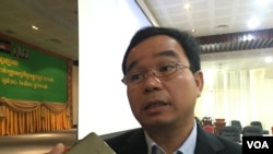 លោក ចាន់ សុផល ដែល​ជា​ប្រធាន​មជ្ឈមណ្ឌល​ដើម្បី​ការ​សិក្សា​គោល​នយោបាយ និយាយ​ទៅ​កាន់​អ្នក​យក​ព័ត៌មាន នៅ​ក្រសួង​សេដ្ឋកិច្ច និង​ហិរញ្ញវត្ថុ កាលពី​ថ្ងៃ​ទី៣០ ខែសីហា ឆ្នាំ​២០១៦។ (កាន់ ​វិច្ឆិកា/VOA)