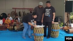 Direktur Eksekutif Yayasan ALIT, Yuliati Umrah (kiri depan) menandatangani penyerahan Pusat Pendidikan Konservasi dan Budaya Lereng Bromi, kepada Ketua LMDH Andonosari (Foto: VOA/Petrus).