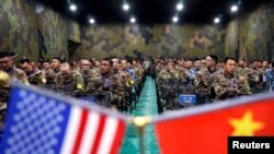 2018年11月17日，美国陆军和中国军人参加在南京附近举行的“灾害管理交流会”闭幕式。