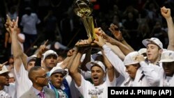 Toni Parker i saigrači podižu Leri O'Brajen trofej namenjen prvaku NBA lige