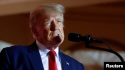 Mantan Presiden AS Donald Trump mengumumkan bahwa ia akan kembali maju dalkam pemilihan presiden 2024 dalam sebuah acara di Mar-a-Lago, Florida, pada 15 November 2022. (Foto: Reuters/Jonathan Ernst)