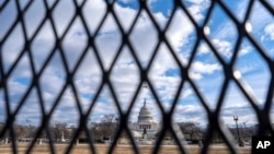 Gedung Capitol tampak dari pagar pengaman yang dipasang di sekitar kompleks Capitol sebagai persiapan untuk serangkaian acara mendatang di ibu kota Amerika Serikat, 2 Januari 2025. (Foto: Jacquelyn Martin/AP Photo)