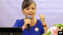 រូបឯកសារ៖ អ្នកស្រី មូរ សុខហួរ អនុប្រធានគណបក្សសង្គ្រោះជាតិ ដែលត្រូវបានតុលាការរំលាយចោល ថ្លែងក្នុងសន្និសីទសារព័ត៌មានមួយនៅទីក្រុងហ្សាការតា ប្រទេសឥណ្ឌូនេស៊ី ថ្ងៃទី៣០ ខែកក្កដា ឆ្នាំ២០១៨។ 