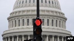 Lampu lalu lintas terlihat di depan Gedung US Capitol saat penutupan pemerintahan terjadi di Washington, DC, pada 28 September 2023. (Foto: AFP)