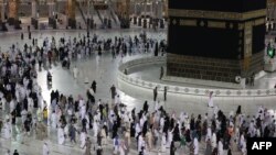 Para jemaah melakukan ibadah Tawaf, hari Selasa (20/7). Hanya 60 ribu orang yang diizinkan pemerintah Saudi untuk melaksanakan ibadah haji tahun ini, termasuk beberapa warga Indonesia yang tinggal di sana. 