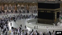 Jemaah haji mengelilingi Ka'ba di Masjidil Haram, Makkah, Arab Saudi, pada hari pertama hari raya Idul Adha 20 Juli 2021. (AFP)