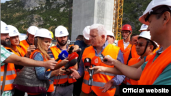 Crnogorski premijer Duško Marković odgovara na pitanja novinara posle obilaska autoputa (gov.me)