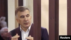 FILE - Mantan Presiden Georgia Mikheil Saakashvili, menyampaikan keterangan dari kursi terdakwa selama sidang pengadilan di Tbilisi, Georgia, 2 Desember 2021. (Irakli Gedenidze/REUTERS)