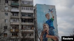 Stambena zgrada u Bahmutu oštećena u ruskom bombardovanju