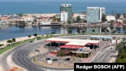 Vue générale d'une station-service Sonangol (Compagnie nationale pétrolière et pétrolière d'Angola) dans la ville de Luanda le 11 novembre 2018, capitale de l'Angola. (Photo de Rodger BOSCH / AFP)