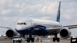ARHIVA - BOINGOV AVION 787-10 Drimlajner (Foto: AP/Mic Smith)
