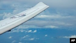 Sebuah pesawat pengintai P-8A Poseidon AS terbang di gugusan Pulau Spratly di Laut China Selatan pada 20 Maret 2022. (Foto: AP)