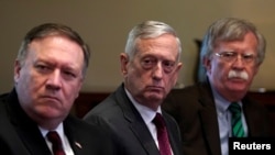 (从左至右)美国国务卿蓬佩奥、国防部长马蒂斯和国家安全顾问博尔顿陪同川普总统在白宫会晤北约秘书长斯托尔滕贝格。(2018年5月17日)