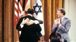 ພາສາອັງກິດ ຄໍາສັບໃນຂ່າວ Embrace ແປວ່າ ກອດ ຫຼື ການກອດ