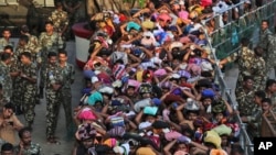 资料照片：信徒们正在印度喀拉拉邦的萨巴瑞马拉寺庙这个世界上最大的印度教朝圣地之一等待礼拜。（2018年11月5日）