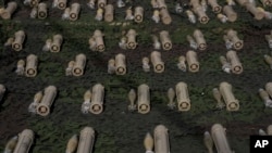 Senjata dan peralatan lain yang dikatakan milik Hizbullah, kelompok militan yang didukung Iran dan bermarkas di Lebanon, dipamerkan pada 23 Desember 2024. 