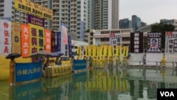 法轮功和反法轮功组织标语针锋相对 （美国之音记者申华拍摄）