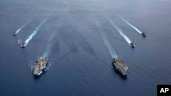 美国海军的尼米兹号和里根号航空母舰组成的双航母战斗群。