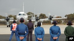 日本P-3猎户座海上巡逻机准备启程搜索马来西亚航空公司MH370失踪航班