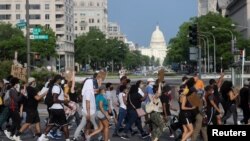 មនុស្ស​ម្នានាំគ្នា​ដើរ​​តវ៉ា​នៅ​តាម​ដង​វិថី Pennsylvania ក្បែរ​សេតវិមាន ដើម្បី​ប្រឆាំង​នឹង​ការ​ស្លាប់​របស់​លោក George Floyd ដែល​ជា​បុរស​ជនជាតិ​ស្បែកខ្មៅ ក្នុង​រដ្ឋធានីវ៉ាស៊ីនតោន ថ្ងៃ​ទី​២៩ ខែឧសភា ឆ្នាំ​២០២០។