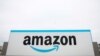 Logo perusahaan Amazon terpampang di pusat penyortiran milik perusahan tersebut di Kota New York, dalam foto yang diambil pada 25 April 2022. (Foto: Reuters/Brendan McDermid)