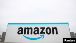 Logo perusahaan Amazon terpampang di pusat penyortiran milik perusahan tersebut di Kota New York, dalam foto yang diambil pada 25 April 2022. (Foto: Reuters/Brendan McDermid)
