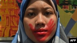 Seorang aktivis anti-kekerasan terhadap perempuan dalam unjuk rasa memprotes pelecehan dan kekerasan perempuan di kampus, di luar kantor Kementerian Pendidikan dan Kebudayaan, 10 Februari 2020. (Foto: AFP)