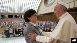 Paus Fransiskus memeluk Suster Carmen Sammut, suster misionaris Our Lady of Africa pada akhir audiensi khusus di Vatikan (12/5). 