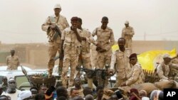 Tentara Sudan dari unit Pasukan Dukungan Cepat (RSF) berdiri di kendaraan mereka selama unjuk rasa di distrik Mayo, selatan Khartoum, Sudan (foto: dok). 