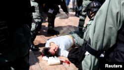 香港防暴警察在香港岛中心地区拘捕反政府示威者。（2019年11月13日）